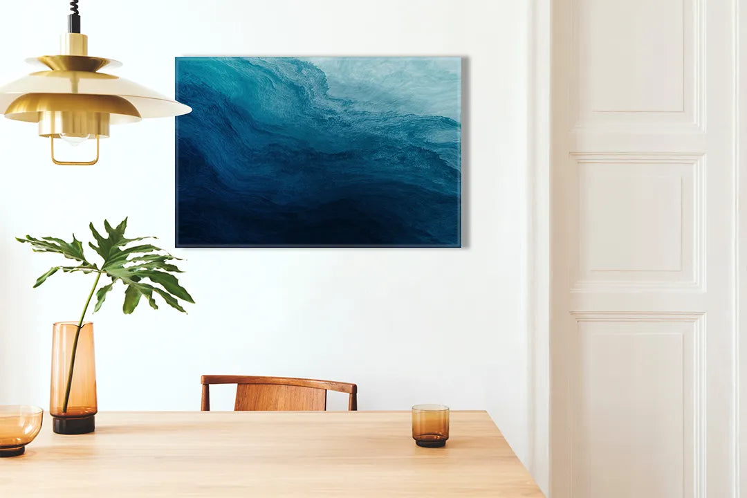 Kurkborden op canvas met diepblauwe abstracte oceaangolven – formaat 100 × 70 cm