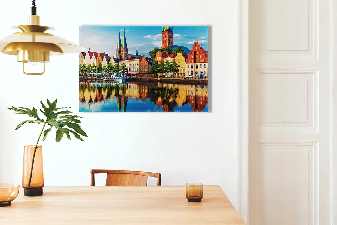 Kurkborden op canvas met kleurrijke oude binnenstad aan het water – formaat 100 × 70 cm