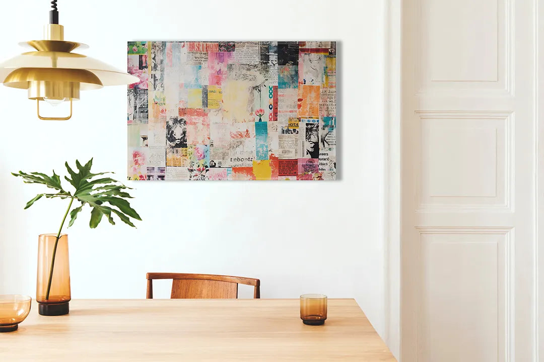 Kurkborden op canvas met kleurrijke collage van posters – formaat 100 × 70 cm