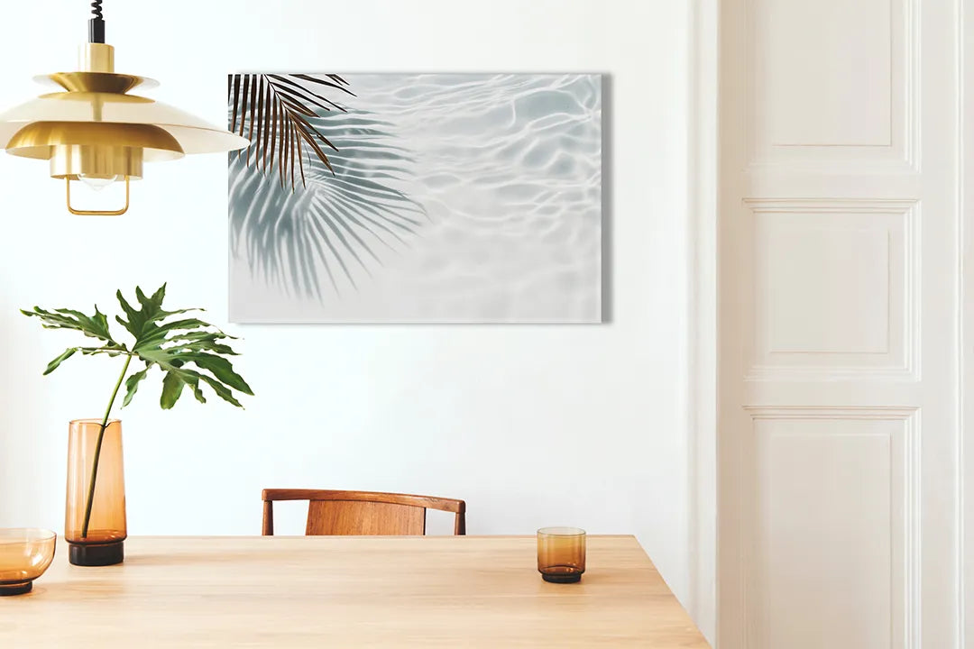 Kurkborden op canvas met palmbladschaduw op helder water – formaat 100 × 70 cm