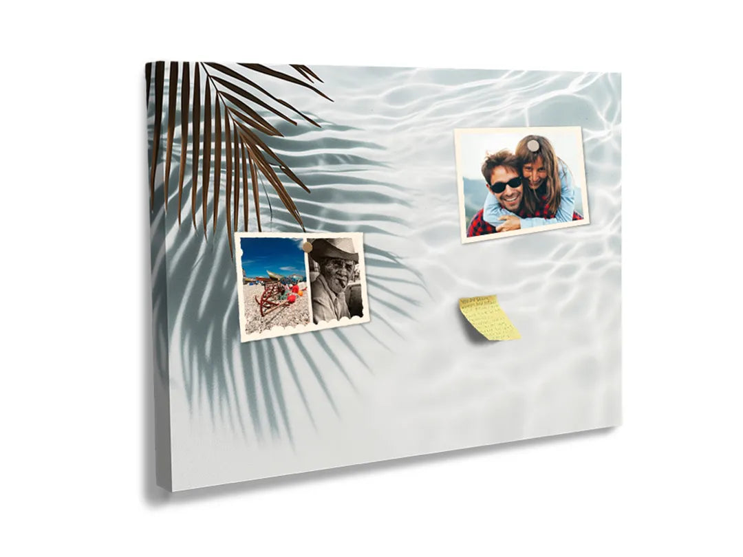 Kurkborden op canvas met palmbladschaduw op helder water – formaat 60 × 40 cm