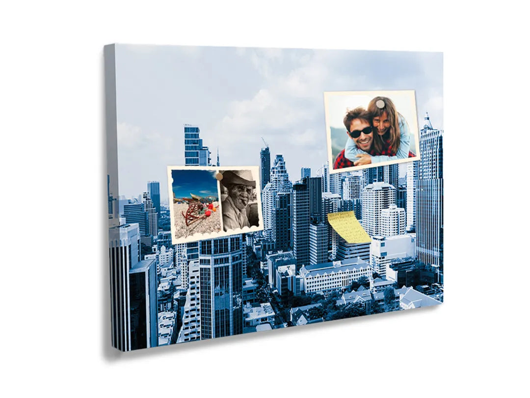 Kurkborden op canvas met blauwe moderne stadsskyline – formaat 60 × 40 cm