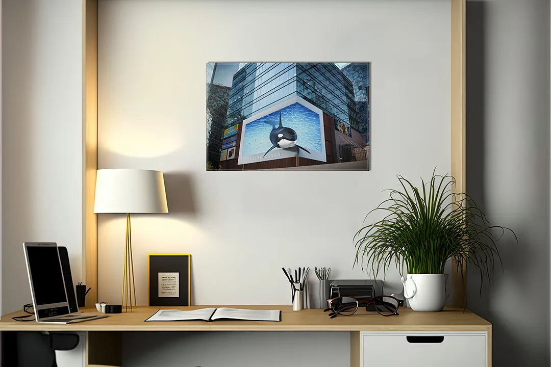 Kurkborden op canvas met moderne gevel met digitale kunstinstallatie – formaat 140 × 100 cm
