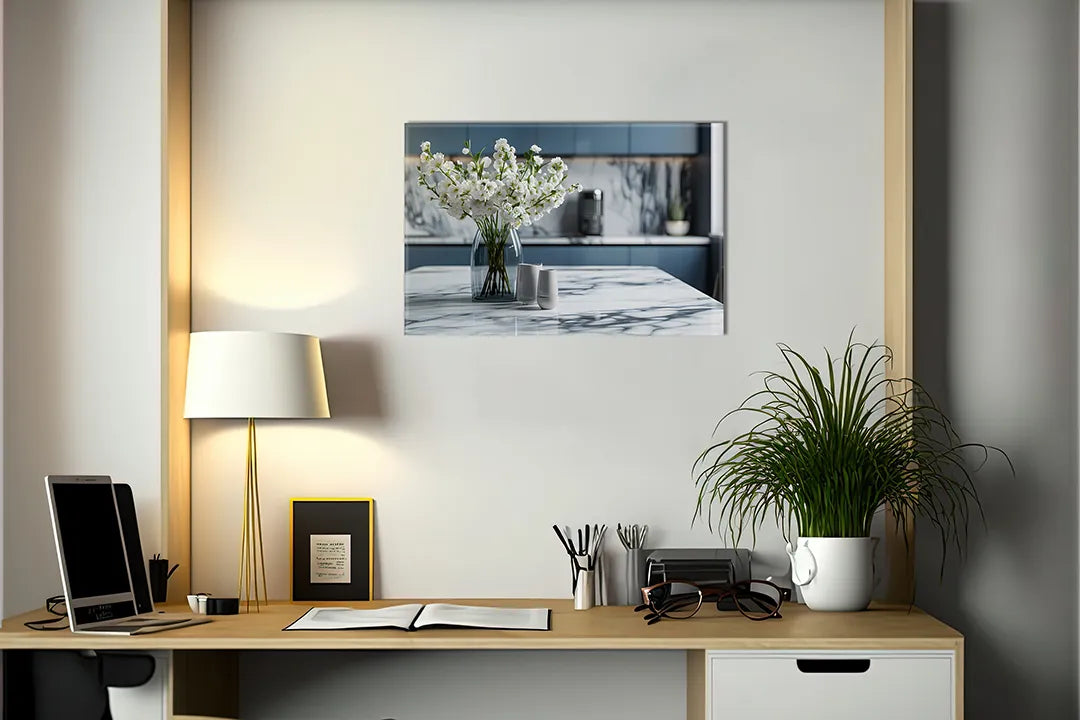 Kurkborden op canvas met vaas met witte bloemen in moderne keuken – formaat 140 × 100 cm
