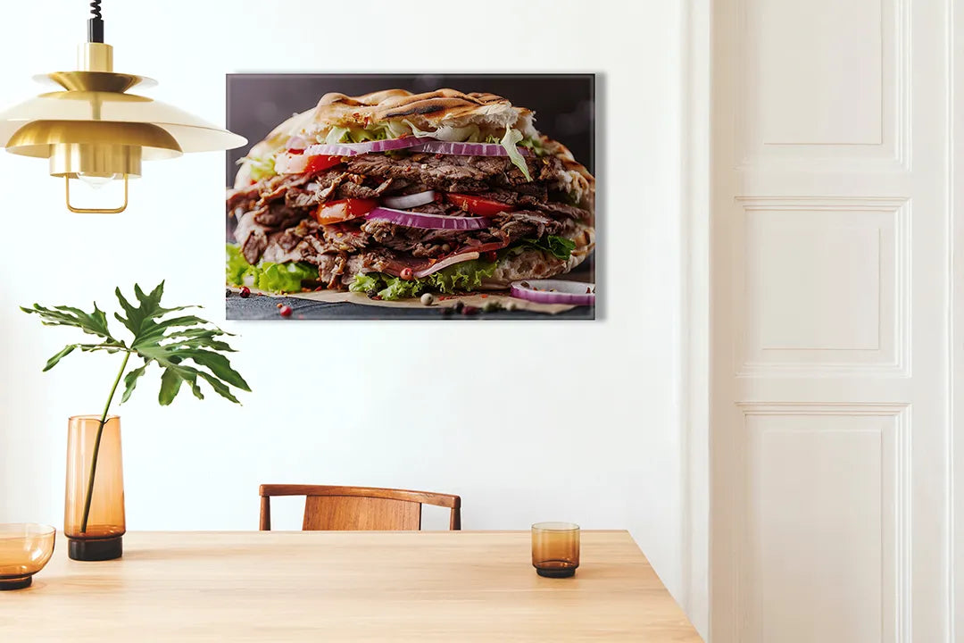 Kurkborden op canvas met rijk belegde hamburger – formaat 100 × 70 cm