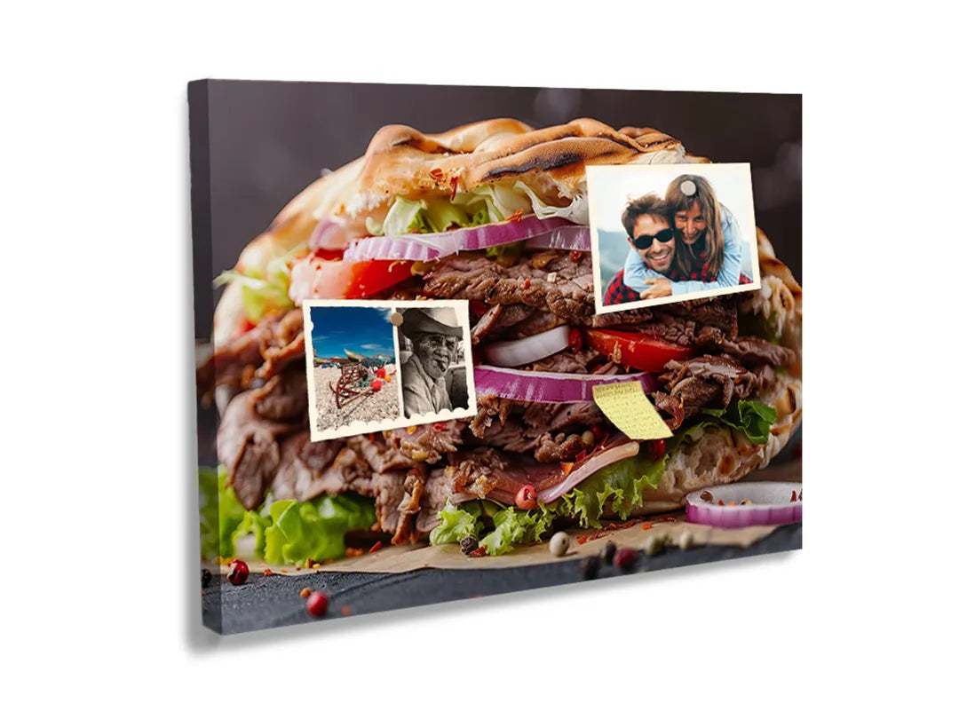 Kurkborden op canvas met rijk belegde hamburger – formaat 60 × 40 cm