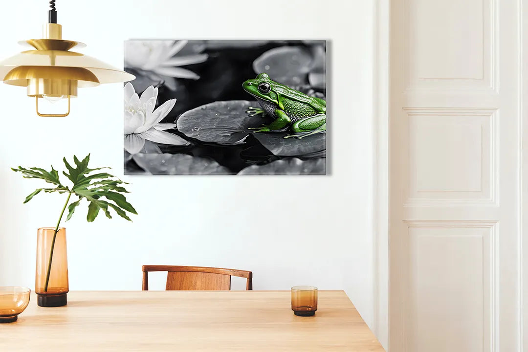 Kurkborden op canvas met groene kikker op zwart-witte bloemen – formaat 100 × 70 cm