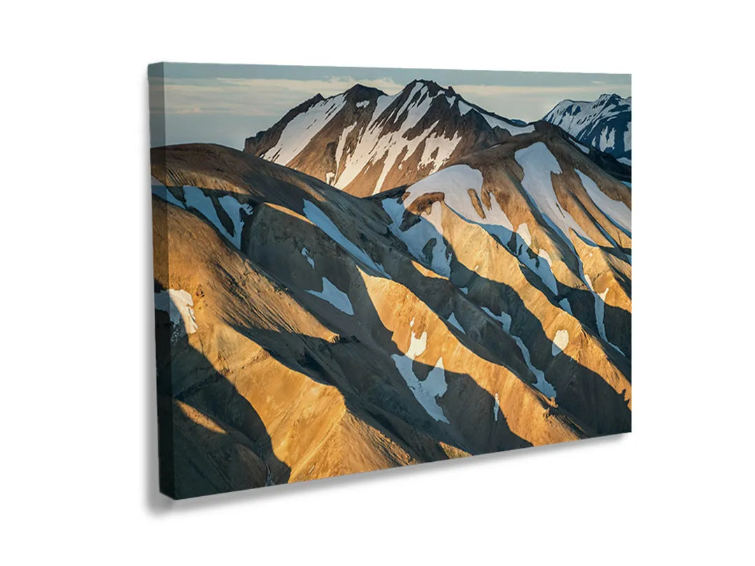 Kurkborden op canvas met abstract berglandschap in blauw en goud – formaat 120 × 80 cm