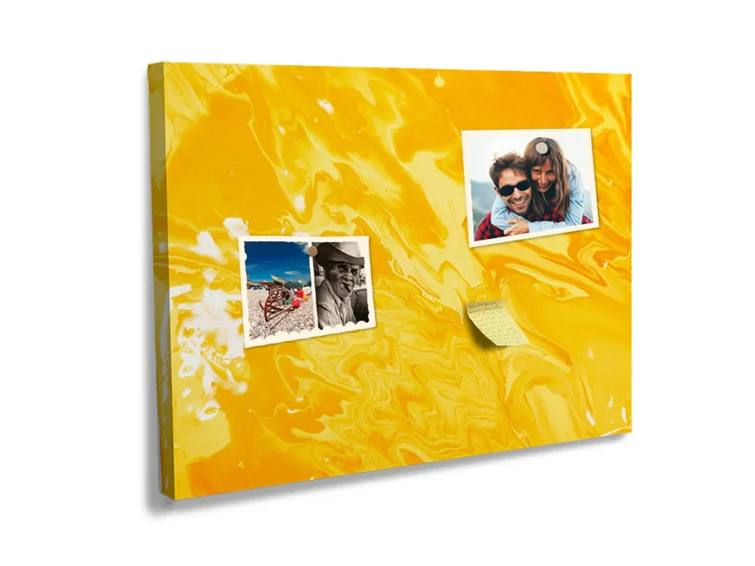 Kurkborden op canvas met zonnig geel abstract marmerpatroon – formaat 60 × 40 cm