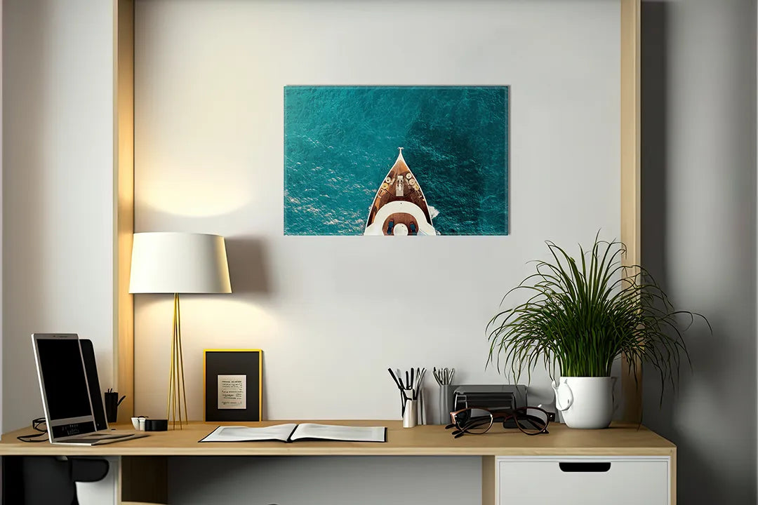 Kurkborden op canvas met boot gezien vanuit de lucht op turquoise water – formaat 140 × 100 cm